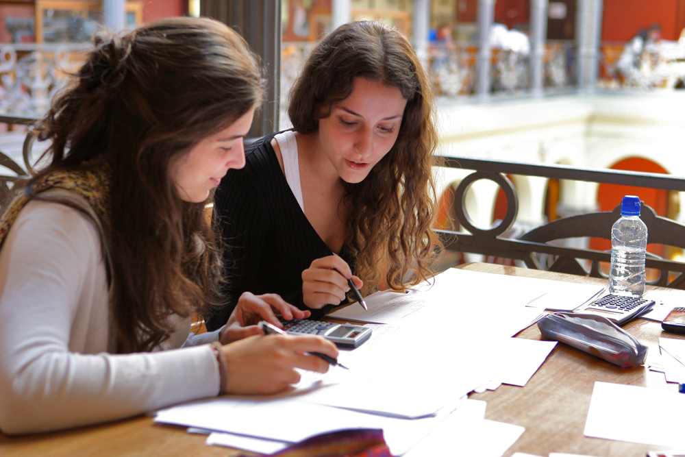 Estudiantes planificando su matrícula