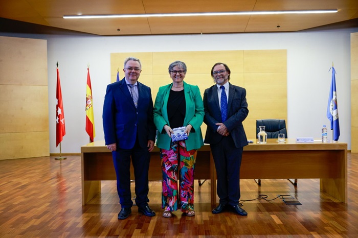 El Rector de la UPM, Guillermo Cisneros y el Director de la ETSIST, Amador González, durante el acto de entrega de premios con una premiada